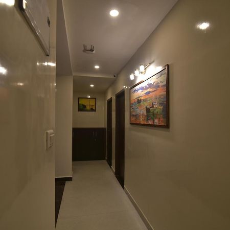 Address 24 Inn Бангалор Екстериор снимка