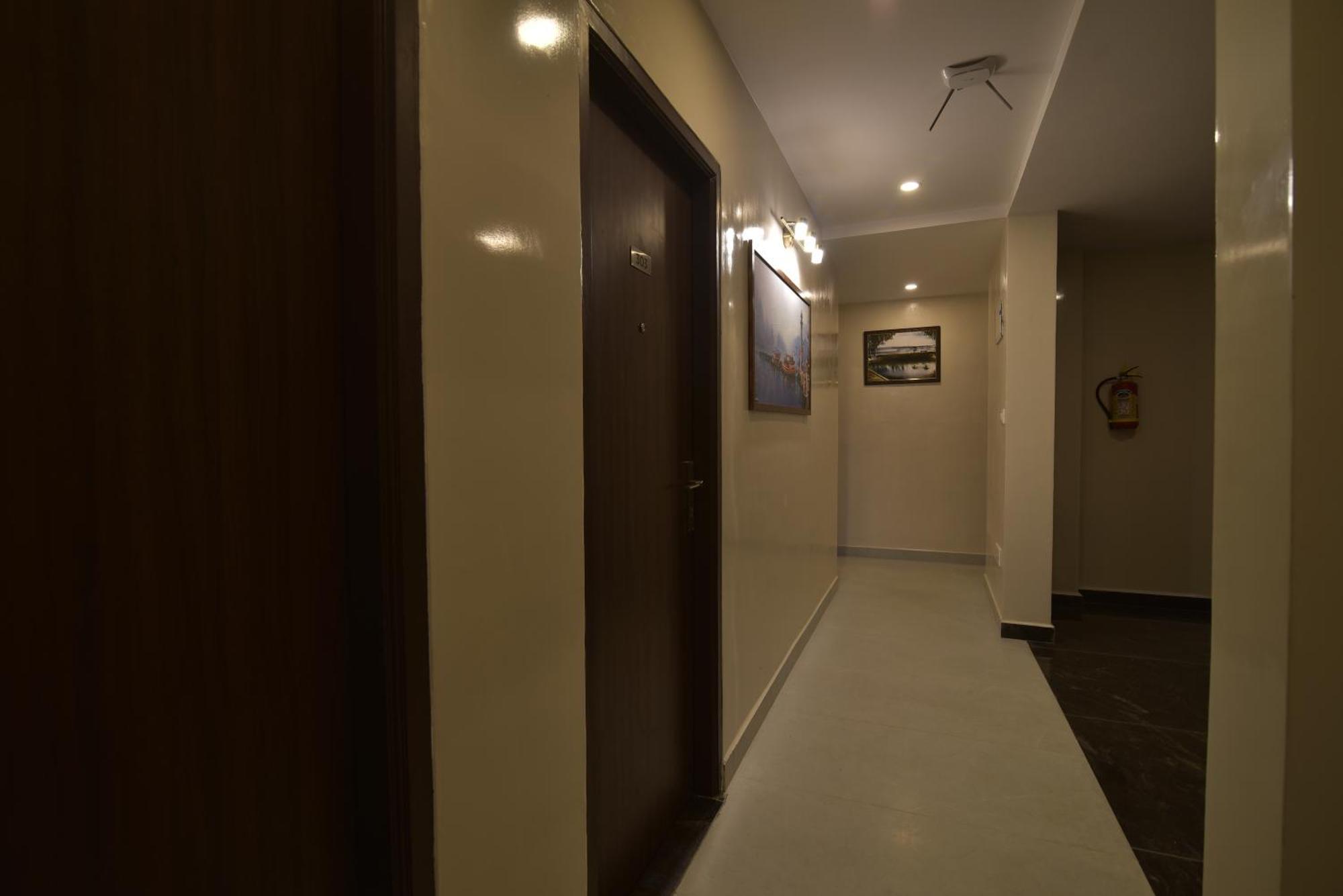 Address 24 Inn Бангалор Екстериор снимка