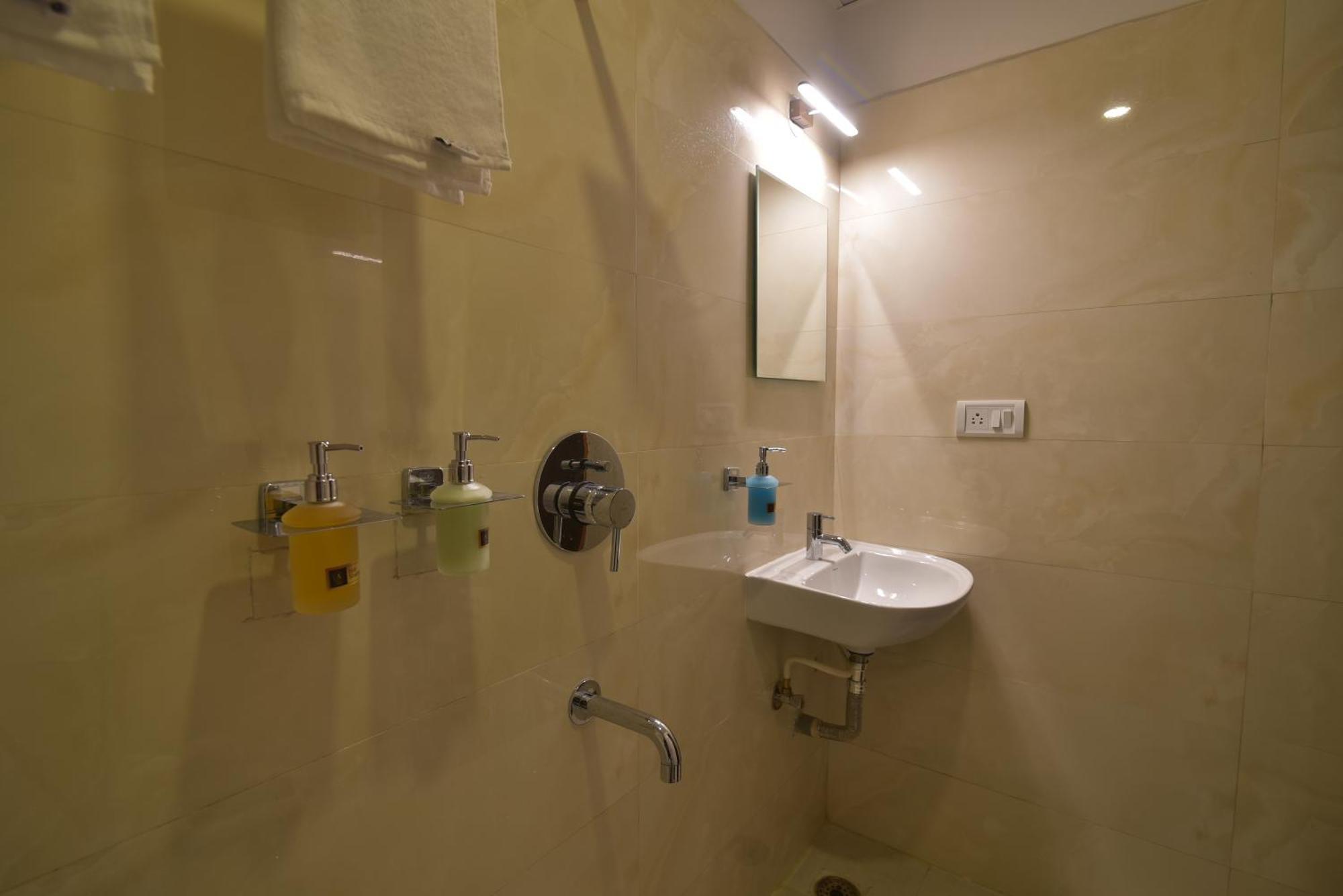 Address 24 Inn Бангалор Екстериор снимка