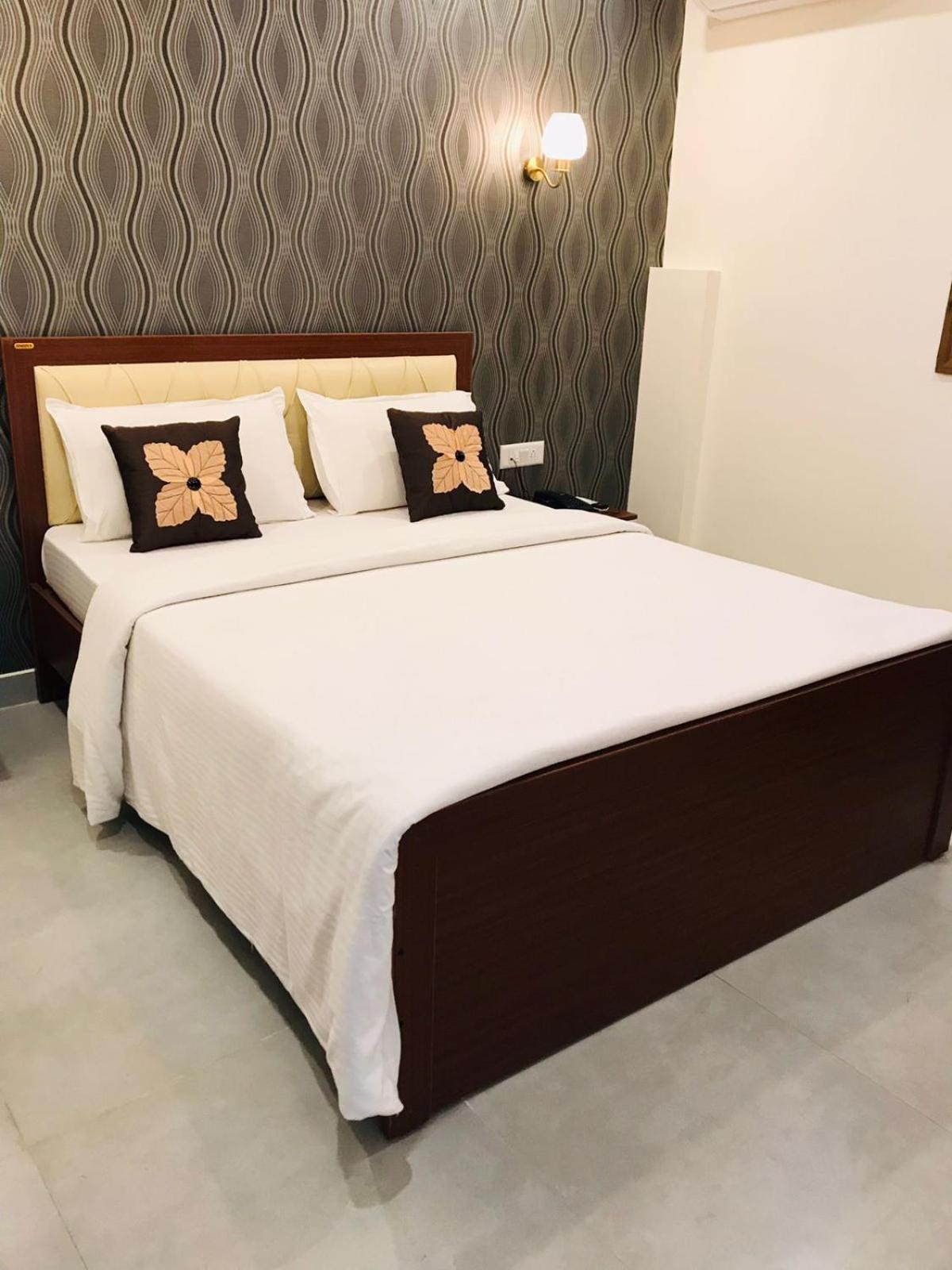 Address 24 Inn Бангалор Екстериор снимка