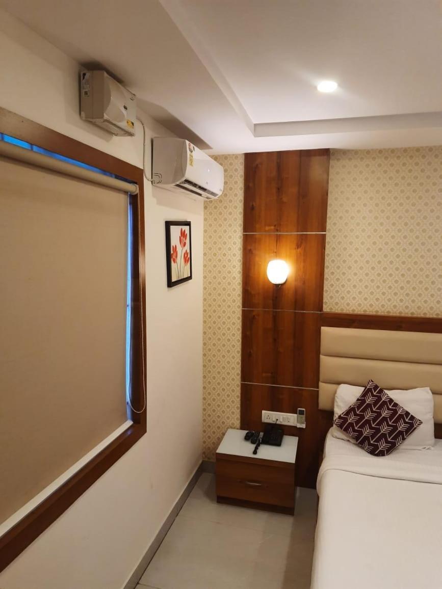 Address 24 Inn Бангалор Екстериор снимка